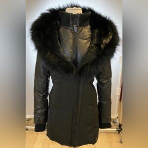 Dejavu GRACE Down Parka luxe genuine leather sleeves, this coat exudes an air.